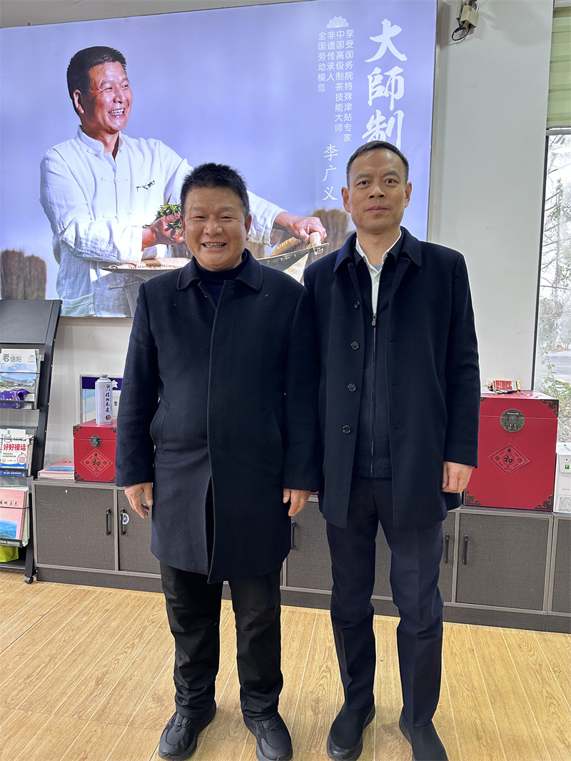 2025年1月23日上午，信陽(yáng)市委常務(wù)副市長(zhǎng)秦保健來(lái)公司看望一線全國(guó)勞模李廣義